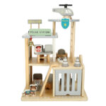 Komisariat-policji-drewniany-tor-radiowoz-helikoptery-parking-157250