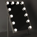 Lusterko-do-makijazu-kosmetyczne-podswietlane-LED-Hollywood-z-12-zarowkami-USB-30-x-40-cm-152943