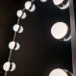 Lusterko-do-makijazu-kosmetyczne-podswietlane-LED-Hollywood-z-12-zarowkami-USB-30-x-40-cm-152946