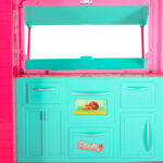 Samochod-dla-lalek-kamper-food-truck-zestaw-21-el-156002