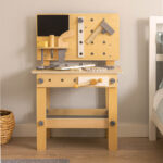 Warsztat-z-narzedziami-drewniany-na-stoliku-zestaw-majsterkowicza-177585