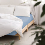 przescieradlo-satyna-bawelniana-z-gumka-niebieski